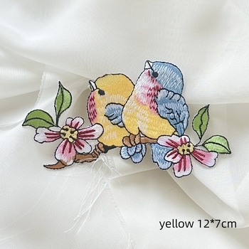 Lipnus siuvinėjimo pleistras su paukščio ir gėlių dizainu; tinka paltams, skrybėlėms, moterų drabužiams, rankinėms ir vestuvinėms suknelėms; medžiaga: siuvimo siūlai; su lipnia nugara; rankų darbas