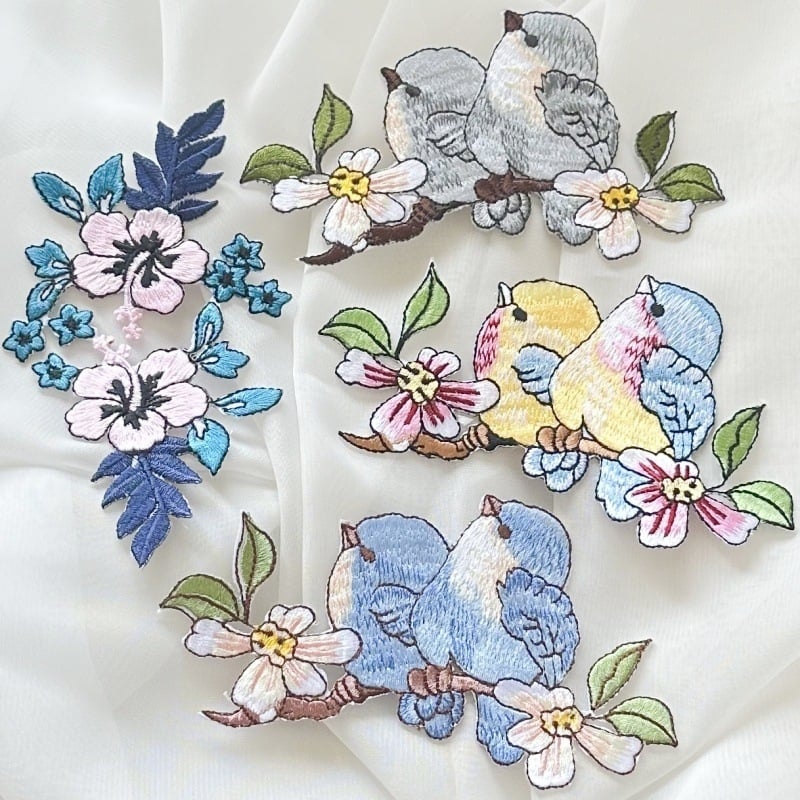 Lipnus siuvinėjimo pleistras su paukščio ir gėlių dizainu; tinka paltams, skrybėlėms, moterų drabužiams, rankinėms ir vestuvinėms suknelėms; medžiaga: siuvimo siūlai; su lipnia nugara; rankų darbas