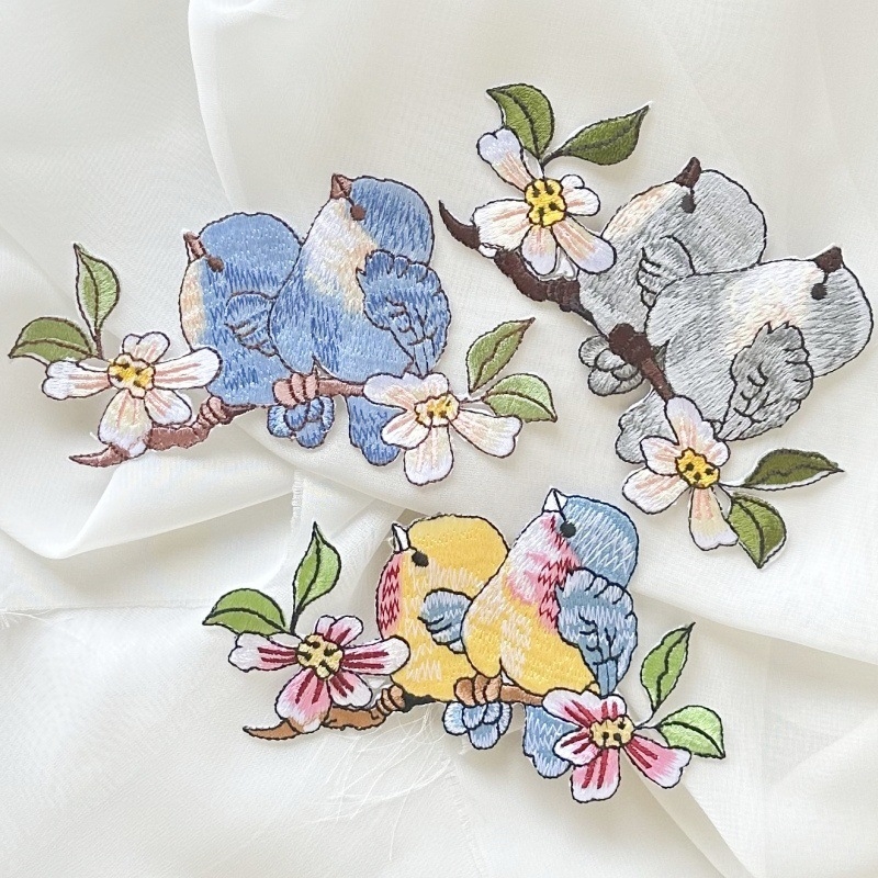 Lipnus siuvinėjimo pleistras su paukščio ir gėlių dizainu; tinka paltams, skrybėlėms, moterų drabužiams, rankinėms ir vestuvinėms suknelėms; medžiaga: siuvimo siūlai; su lipnia nugara; rankų darbas