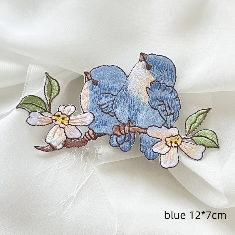 Lipnus siuvinėjimo pleistras su paukščio ir gėlių dizainu; tinka paltams, skrybėlėms, moterų drabužiams, rankinėms ir vestuvinėms suknelėms; medžiaga: siuvimo siūlai; su lipnia nugara; rankų darbas