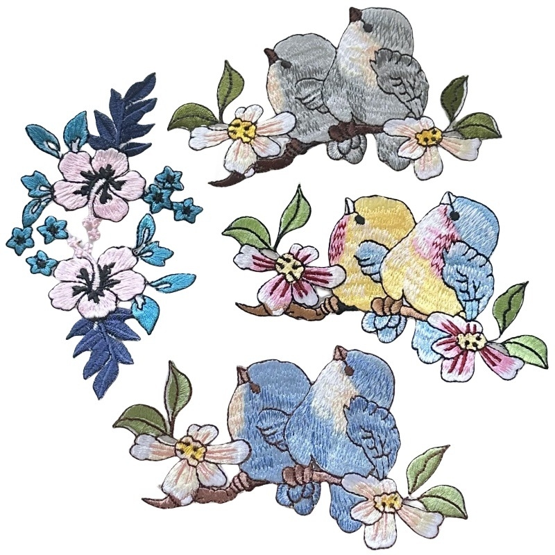 Lipnus siuvinėjimo pleistras su paukščio ir gėlių dizainu; tinka paltams, skrybėlėms, moterų drabužiams, rankinėms ir vestuvinėms suknelėms; medžiaga: siuvimo siūlai; su lipnia nugara; rankų darbas