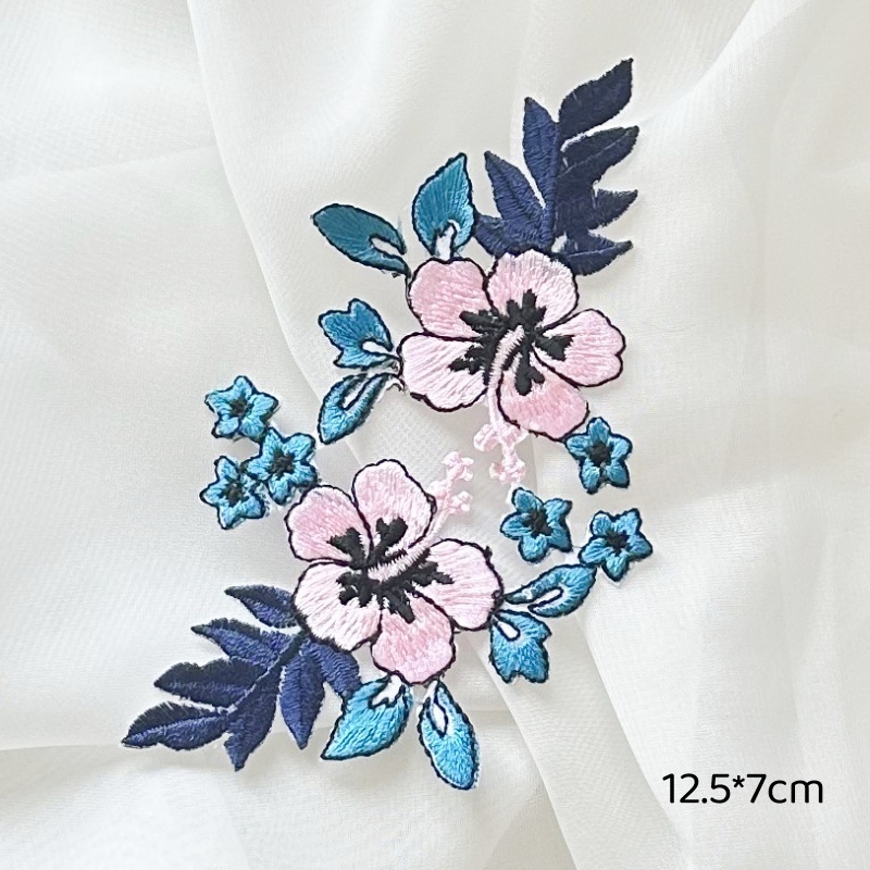 Lipnus siuvinėjimo pleistras su paukščio ir gėlių dizainu; tinka paltams, skrybėlėms, moterų drabužiams, rankinėms ir vestuvinėms suknelėms; medžiaga: siuvimo siūlai; su lipnia nugara; rankų darbas