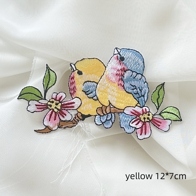 Lipnus siuvinėjimo pleistras su paukščio ir gėlių dizainu; tinka paltams, skrybėlėms, moterų drabužiams, rankinėms ir vestuvinėms suknelėms; medžiaga: siuvimo siūlai; su lipnia nugara; rankų darbas