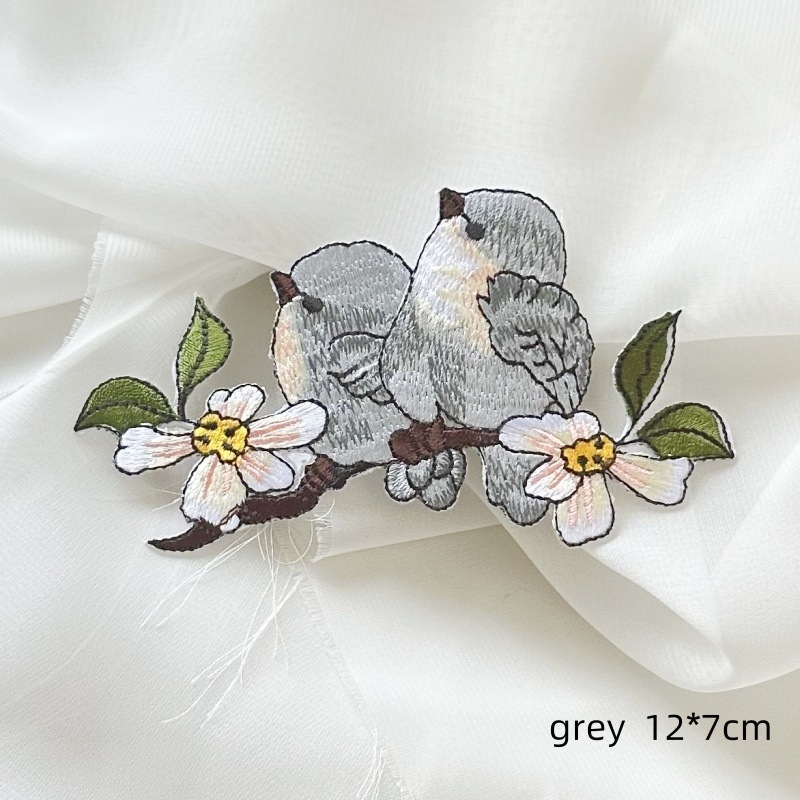 Lipnus siuvinėjimo pleistras su paukščio ir gėlių dizainu; tinka paltams, skrybėlėms, moterų drabužiams, rankinėms ir vestuvinėms suknelėms; medžiaga: siuvimo siūlai; su lipnia nugara; rankų darbas