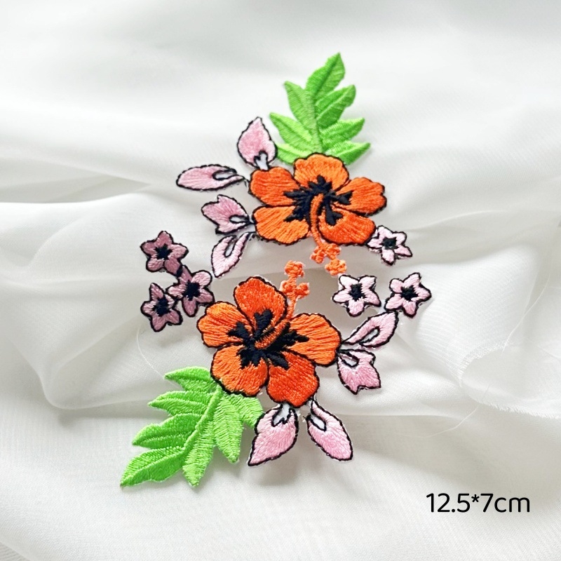 Lipnus siuvinėjimo pleistras su paukščio ir gėlių dizainu; tinka paltams, skrybėlėms, moterų drabužiams, rankinėms ir vestuvinėms suknelėms; medžiaga: siuvimo siūlai; su lipnia nugara; rankų darbas