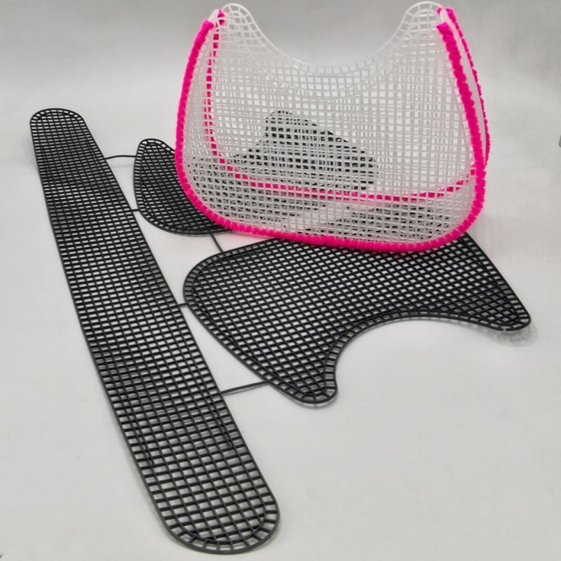 Rankų darbo crossbody tipo sedlo krepšys su plastiko tinklu; PE medžiaga; miesto paprastumo stilius; 2023 m. vasara; kasdieniniam derinimui