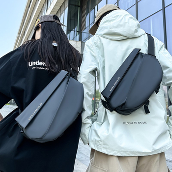 Vīriešu krūtssomai ar USB interfeisu, elpojoša membrāna, poliestera oderējums, vienkrāsains raksts, pavasaris 2024