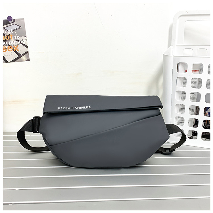 Vīriešu krūtssomai ar USB interfeisu, elpojoša membrāna, poliestera oderējums, vienkrāsains raksts, pavasaris 2024