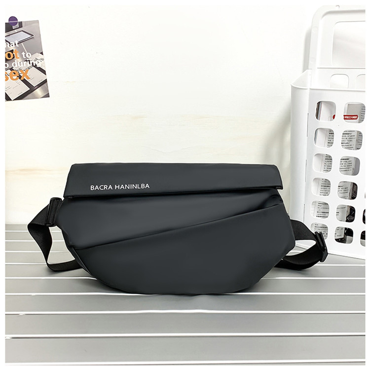 Vīriešu krūtssomai ar USB interfeisu, elpojoša membrāna, poliestera oderējums, vienkrāsains raksts, pavasaris 2024