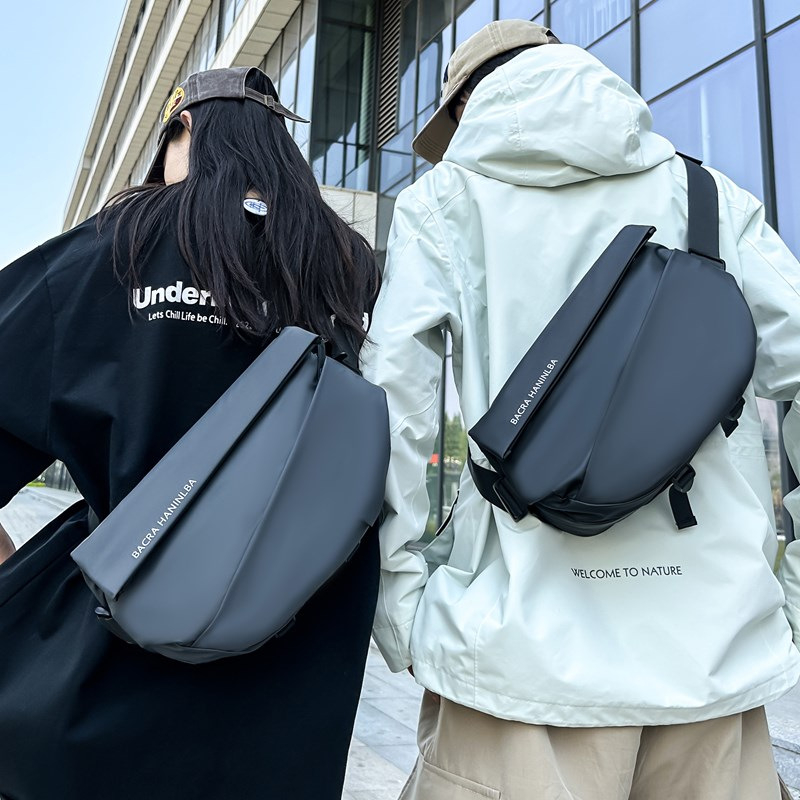 Vīriešu krūtssomai ar USB interfeisu, elpojoša membrāna, poliestera oderējums, vienkrāsains raksts, pavasaris 2024