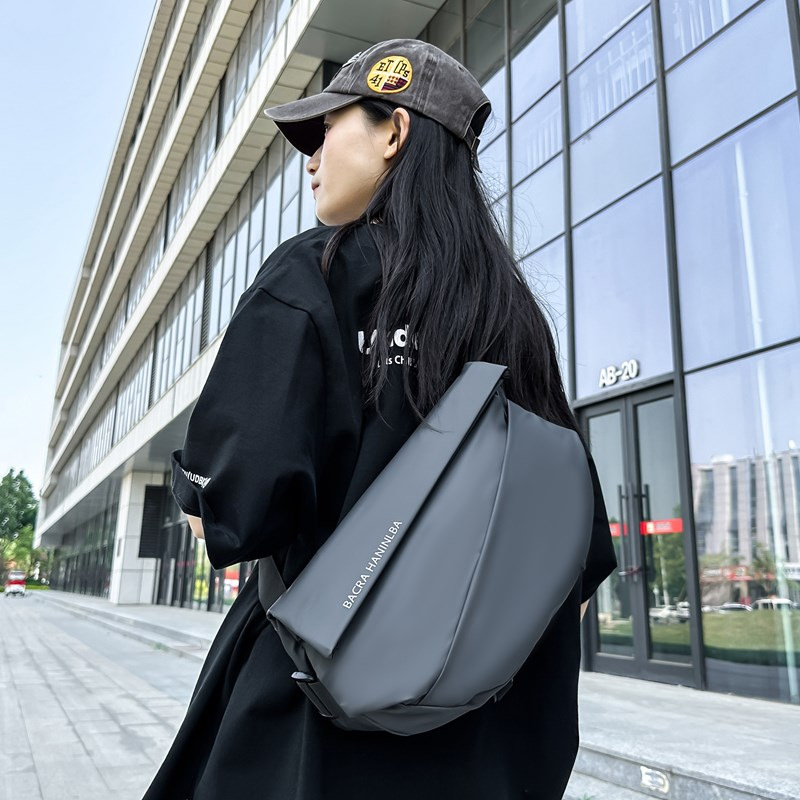 Vīriešu krūtssomai ar USB interfeisu, elpojoša membrāna, poliestera oderējums, vienkrāsains raksts, pavasaris 2024