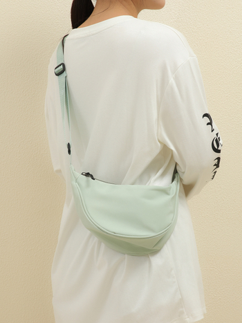 Geantă de umăr din nylon pentru femei Frontier — ușoară, stil dumpling cu capac, căptușeală nylon, închidere cu clapă, buzunar interior cu fermoar, primăvară 2024