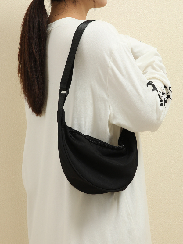 Geantă de umăr din nylon pentru femei Frontier — ușoară, stil dumpling cu capac, căptușeală nylon, închidere cu clapă, buzunar interior cu fermoar, primăvară 2024