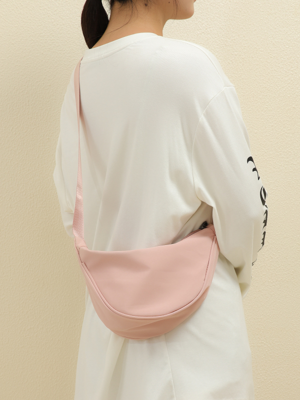 Geantă de umăr din nylon pentru femei Frontier — ușoară, stil dumpling cu capac, căptușeală nylon, închidere cu clapă, buzunar interior cu fermoar, primăvară 2024