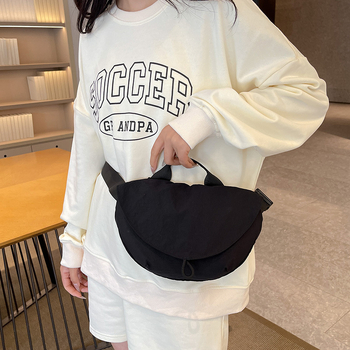Crossbody τσάντα, νάιλον, στιλ dumpling, οριζόντιο τετράγωνο σχήμα, μαγνητικό κλείσιμο, εσωτερικό με φερμουάρ τύπου sandwich
