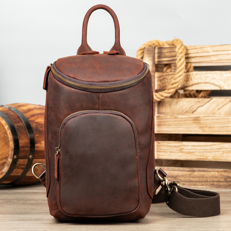 MAV ādas vīriešu krūšu somiņa, cilindriska forma, vienkrāsains raksts, poliesterā iekšpuse, nodilizturīga, paplašināma