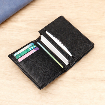 Ādas vizītkartes maciņš ar svītra rakstu, 1 kartes nodalījums, ūdensizturīgs iekšējais slānis no sintētiskās ādas