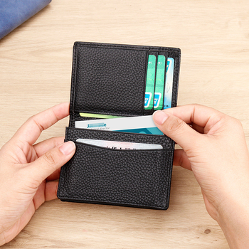 Ādas vizītkartes maciņš ar svītra rakstu, 1 kartes nodalījums, ūdensizturīgs iekšējais slānis no sintētiskās ādas