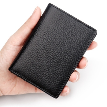 Ādas vizītkartes maciņš ar svītra rakstu, 1 kartes nodalījums, ūdensizturīgs iekšējais slānis no sintētiskās ādas