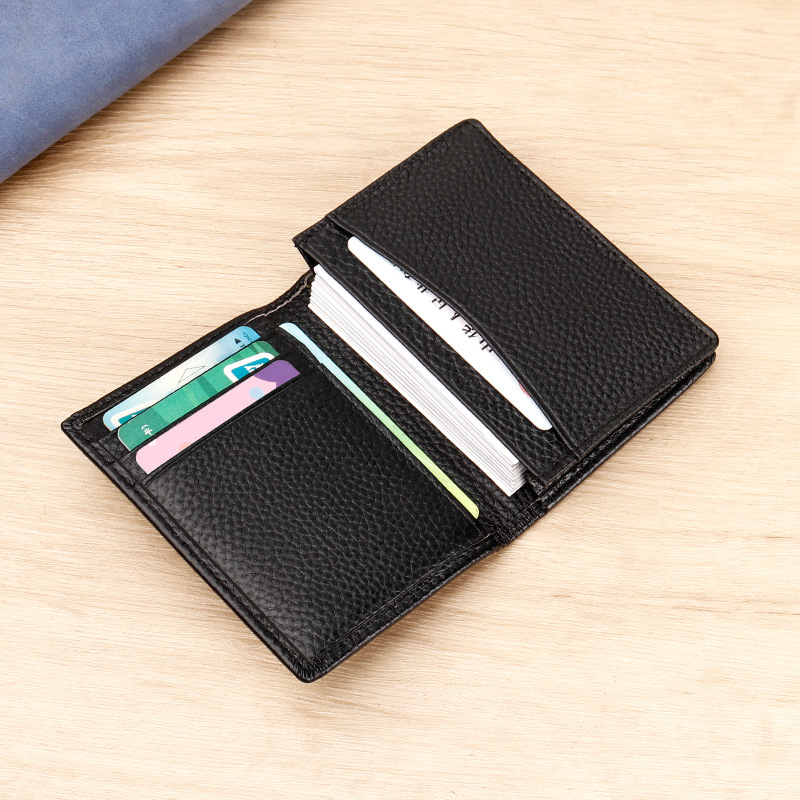 Ādas vizītkartes maciņš ar svītra rakstu, 1 kartes nodalījums, ūdensizturīgs iekšējais slānis no sintētiskās ādas