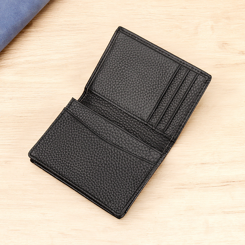 Ādas vizītkartes maciņš ar svītra rakstu, 1 kartes nodalījums, ūdensizturīgs iekšējais slānis no sintētiskās ādas