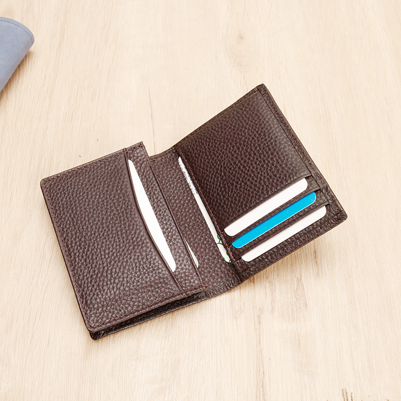 Ādas vizītkartes maciņš ar svītra rakstu, 1 kartes nodalījums, ūdensizturīgs iekšējais slānis no sintētiskās ādas