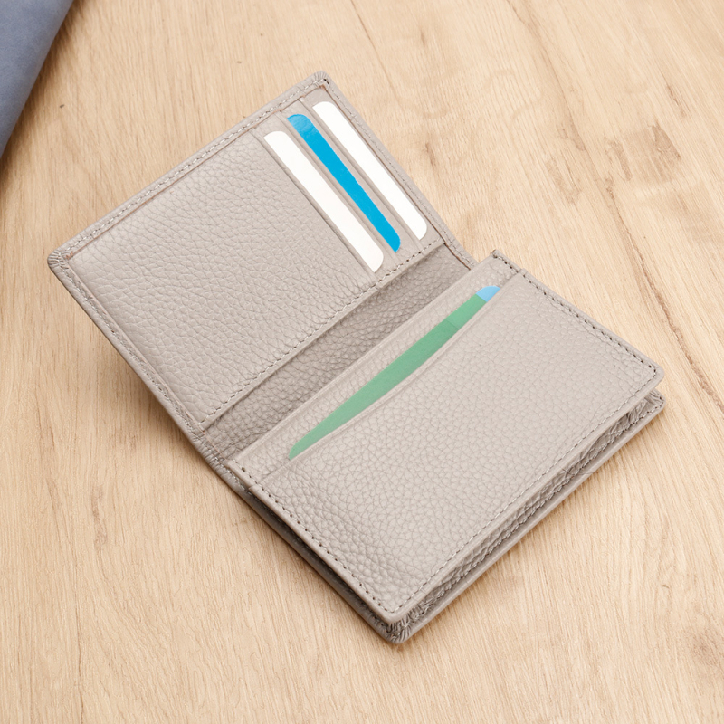 Ādas vizītkartes maciņš ar svītra rakstu, 1 kartes nodalījums, ūdensizturīgs iekšējais slānis no sintētiskās ādas