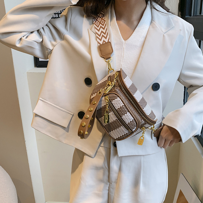 Női PU crossbody táska, városi minimalist stílus, kis négyzet alakú, vízszintes forma, cipzárral záródó.