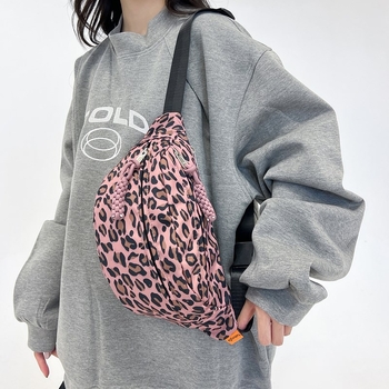 Leopard mintás nylon keresztcsatos táska – Uniszex, cipzáras záródás, poliészter bélés, belső cipzáras zseb, 2024 tavasz