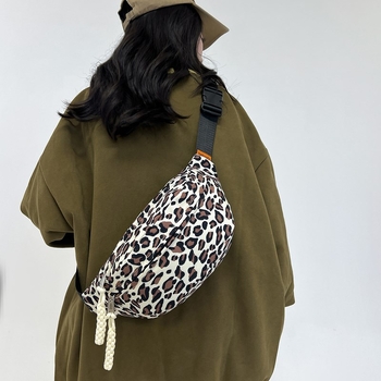Leopard mintás nylon keresztcsatos táska – Uniszex, cipzáras záródás, poliészter bélés, belső cipzáras zseb, 2024 tavasz