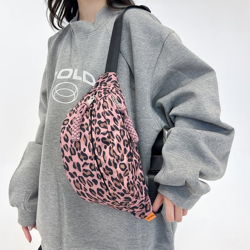 Leopard mintás nylon keresztcsatos táska – Uniszex, cipzáras záródás, poliészter bélés, belső cipzáras zseb, 2024 tavasz