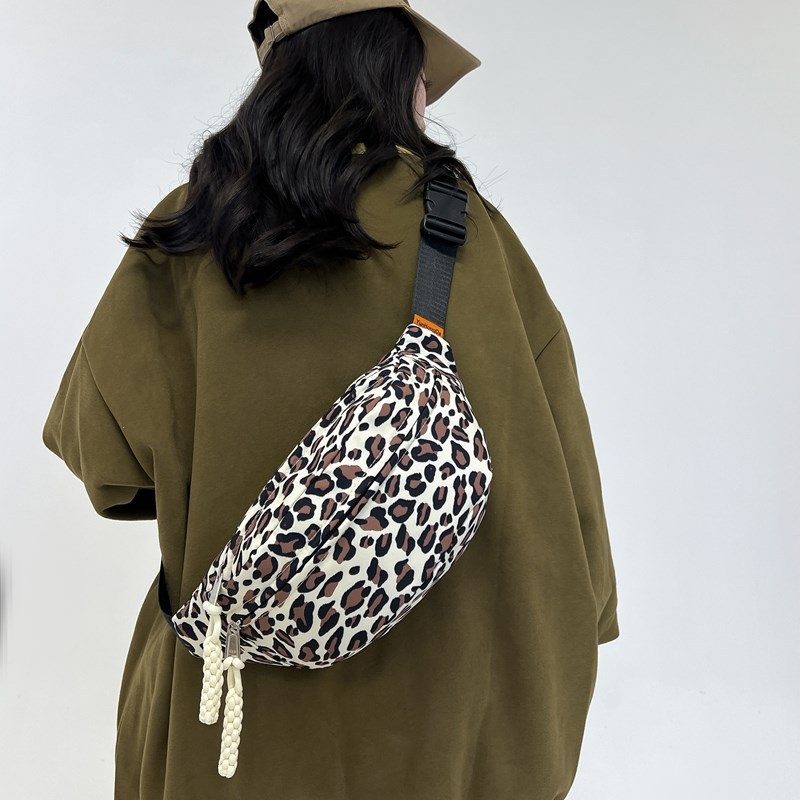Leopard mintás nylon keresztcsatos táska – Uniszex, cipzáras záródás, poliészter bélés, belső cipzáras zseb, 2024 tavasz