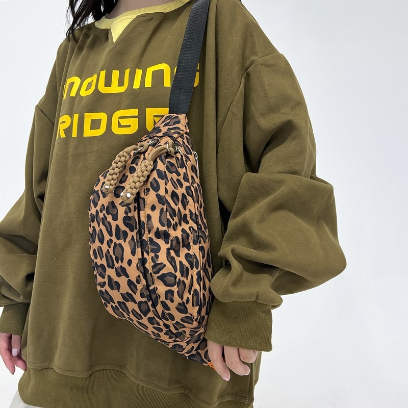 Leopard mintás nylon keresztcsatos táska – Uniszex, cipzáras záródás, poliészter bélés, belső cipzáras zseb, 2024 tavasz