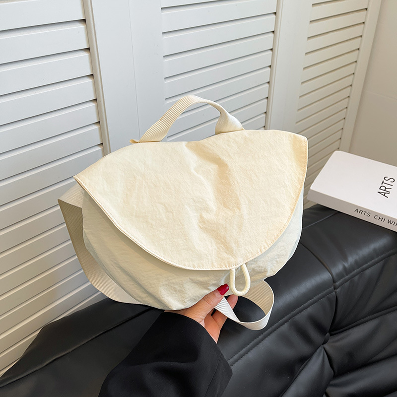 Unisex dumpling-stílusú keresztpántos táska, Oxford anyagból, fedős nyitás, belső cipzáras rekesz és telefonzseb