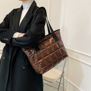 Τσάντα ώμου από PU σε street στυλ, με φερμουάρ, τρισδιάστατος σχεδιασμός, για καθημερινή χρήση