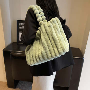 Tote torba od pliša - Street trend, magnetsko zatvaranje, unutarnji džep sa zipom i džep za telefon