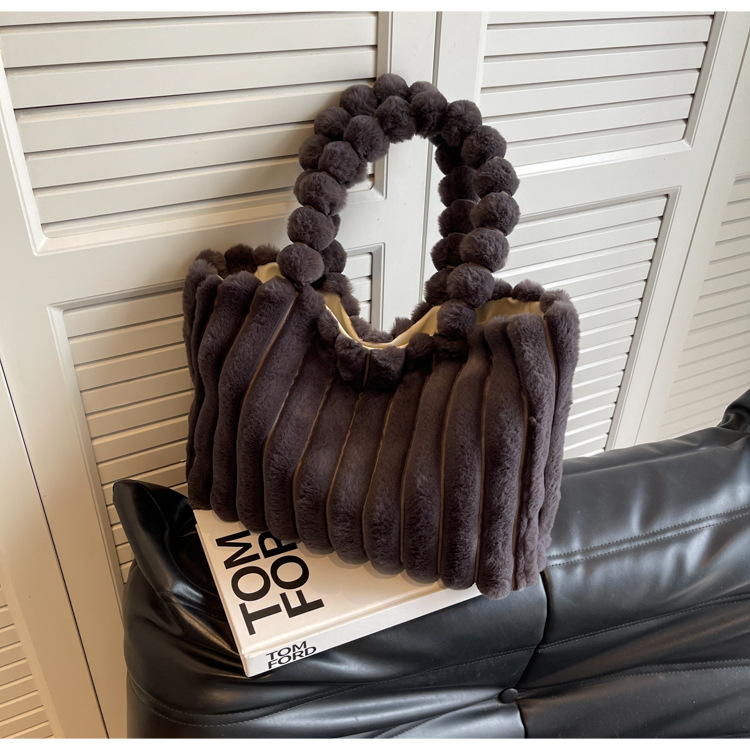 Tote torba od pliša - Street trend, magnetsko zatvaranje, unutarnji džep sa zipom i džep za telefon