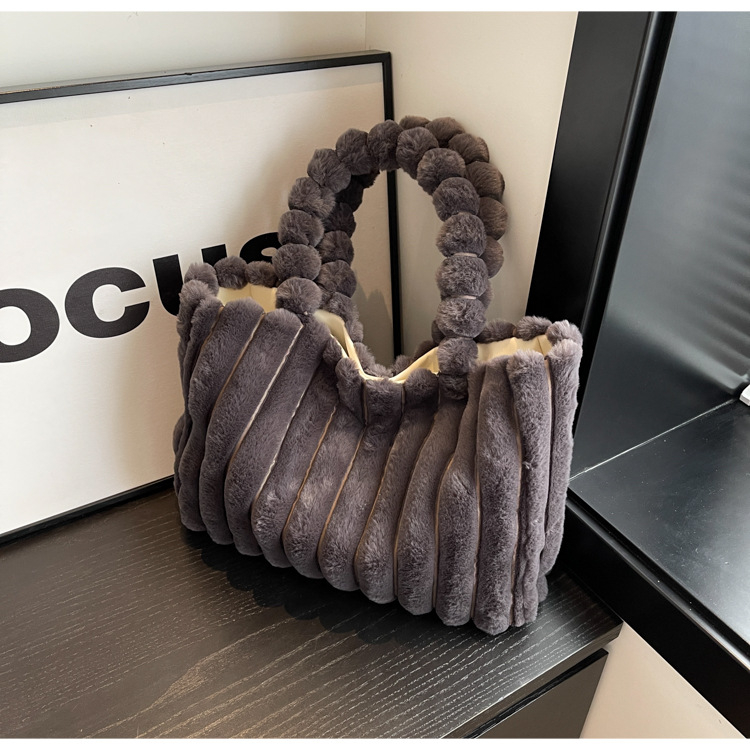 Tote torba od pliša - Street trend, magnetsko zatvaranje, unutarnji džep sa zipom i džep za telefon