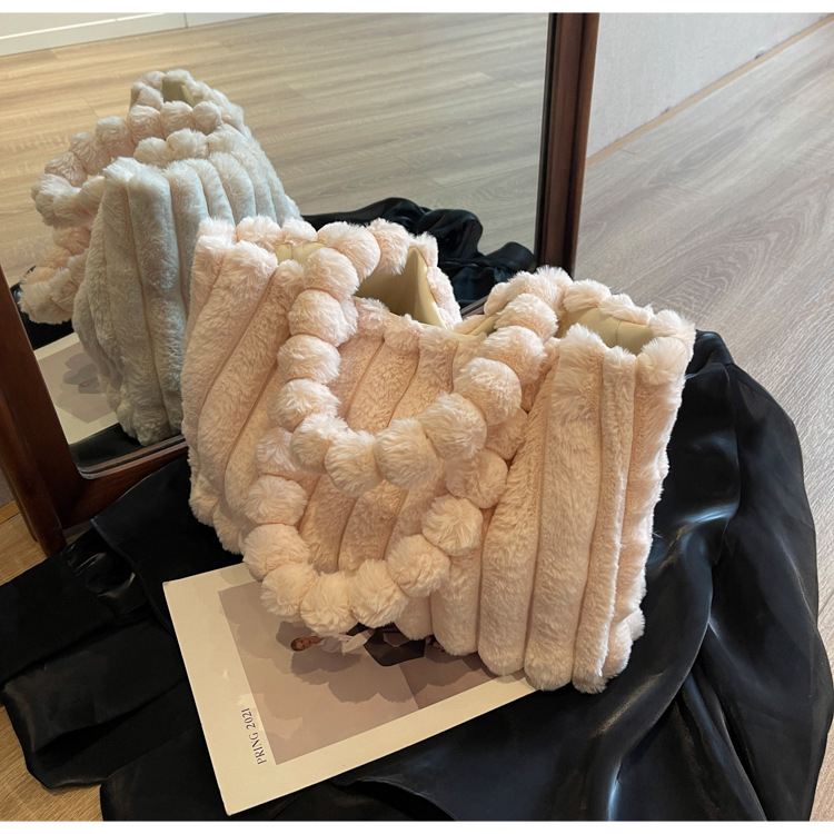 Tote torba od pliša - Street trend, magnetsko zatvaranje, unutarnji džep sa zipom i džep za telefon