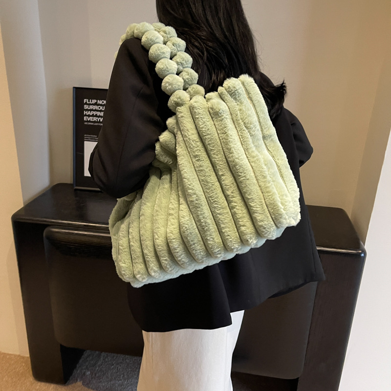 Tote torba od pliša - Street trend, magnetsko zatvaranje, unutarnji džep sa zipom i džep za telefon