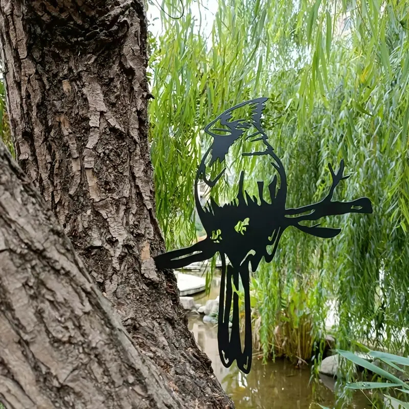 Метална стенна скулптура птица на клон – железо, за външен двор, стил модерна простота