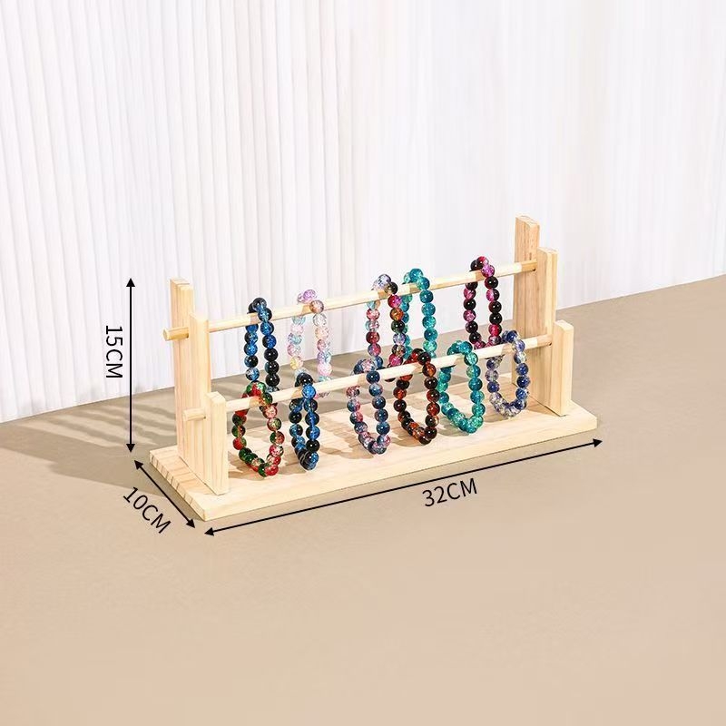 Masīva koka rokassprādžu un juvelierizstrādājumu displeja statīvs — četrstāvu kāpņu rāmis, šuvju darbs, pavasaris 2024