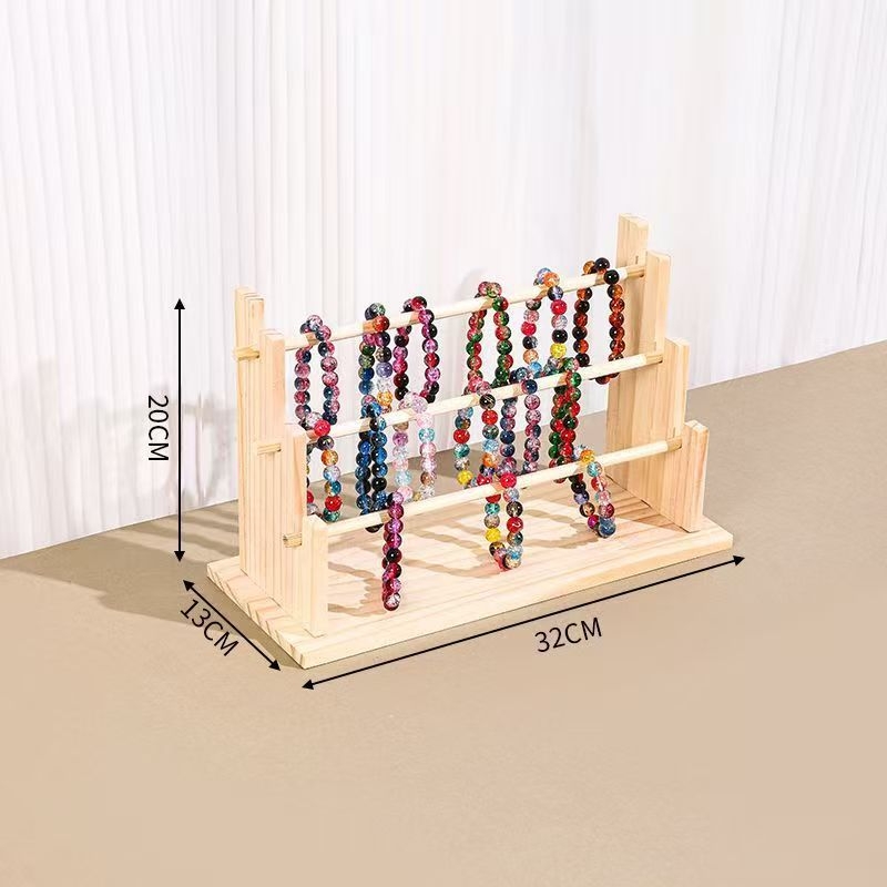 Masīva koka rokassprādžu un juvelierizstrādājumu displeja statīvs — četrstāvu kāpņu rāmis, šuvju darbs, pavasaris 2024