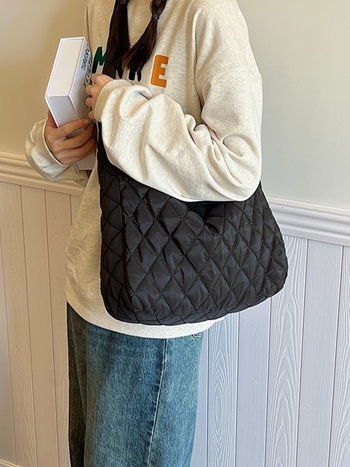 Найлонова дамска Tote торба, бродерия с ромбов мотив, голям обем, ципово затваряне, стил за бизнес пътуване.