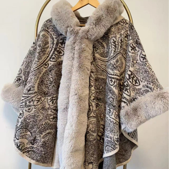 Kapucija šal-kabanica s cvjetnim jacquardom na satenu, warp pleteni materijal, toplo