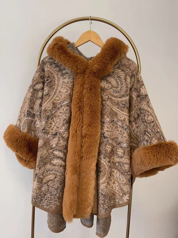 Kapucija šal-kabanica s cvjetnim jacquardom na satenu, warp pleteni materijal, toplo