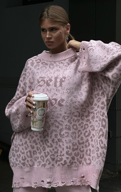 Slobodno krojeni pleteni džemper s ispisom slova, okrugli izrez, vuneno-pamučna smjesa, street fashionista stil, jesen 2023