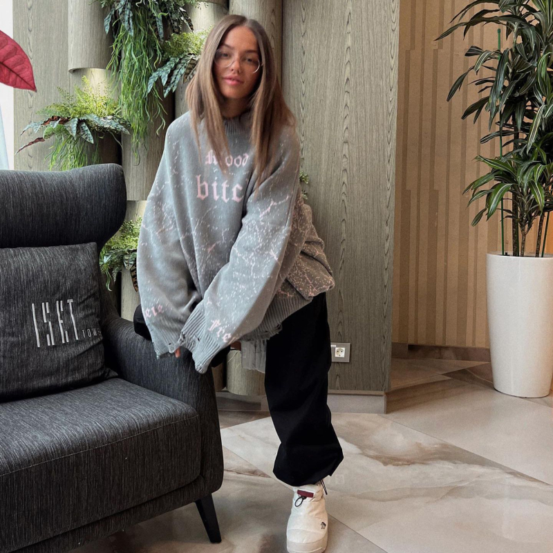 Slobodno krojeni pleteni džemper s ispisom slova, okrugli izrez, vuneno-pamučna smjesa, street fashionista stil, jesen 2023