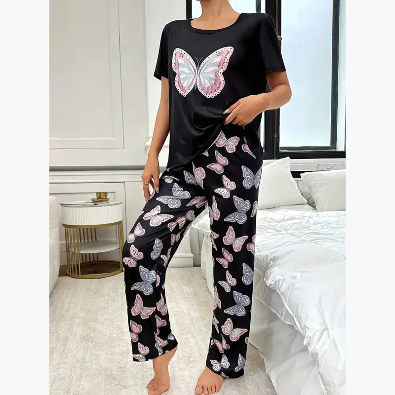 Moterų pižamos komplektas su drugelių spauda, apvalus kaklas, ¾ rankovės, kelnės; audinys: imitacinė medvilnė su poliesterio 90–95%, vidutinio svorio 181–200 g/m²