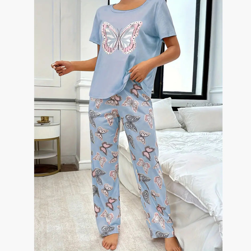 Moterų pižamos komplektas su drugelių spauda, apvalus kaklas, ¾ rankovės, kelnės; audinys: imitacinė medvilnė su poliesterio 90–95%, vidutinio svorio 181–200 g/m²